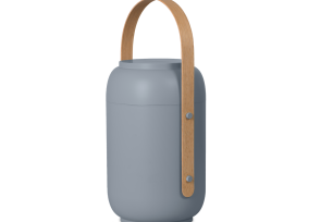 Grå cylinderformad lampa med ett handtag av trä.